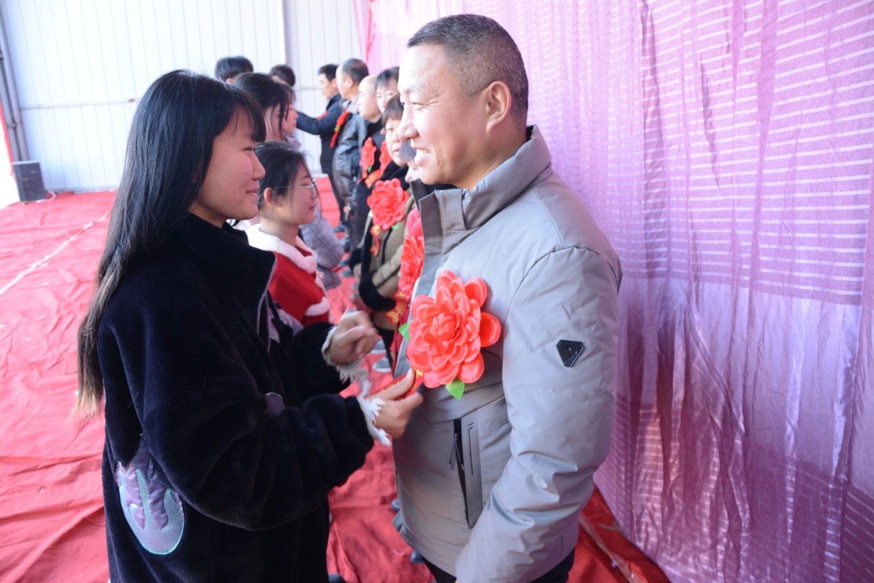 大学生向父母敬献鲜花