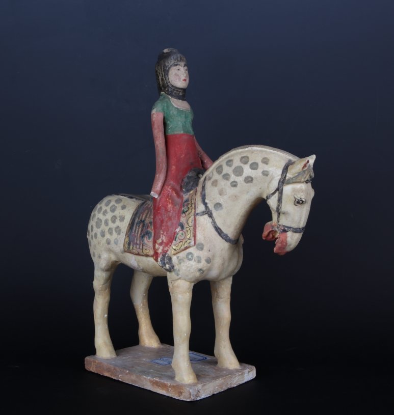 部分展出文物：彩绘釉陶骑马女俑受访者供图