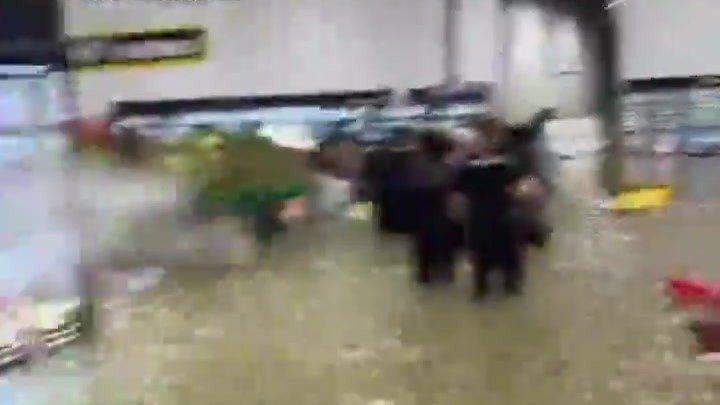 新西兰史诗级暴雨引洪水：机场被淹、居民水中购物，已致3死1失踪