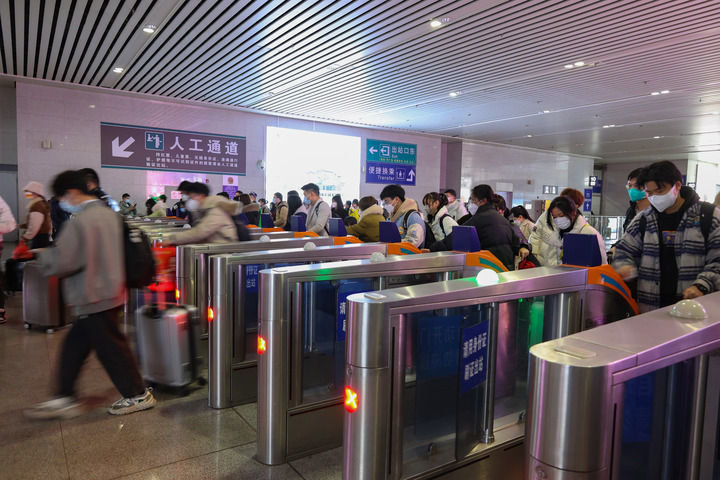 1月28日,旅客在江西南昌火车站检票进站.新华社记者 彭昭之 摄