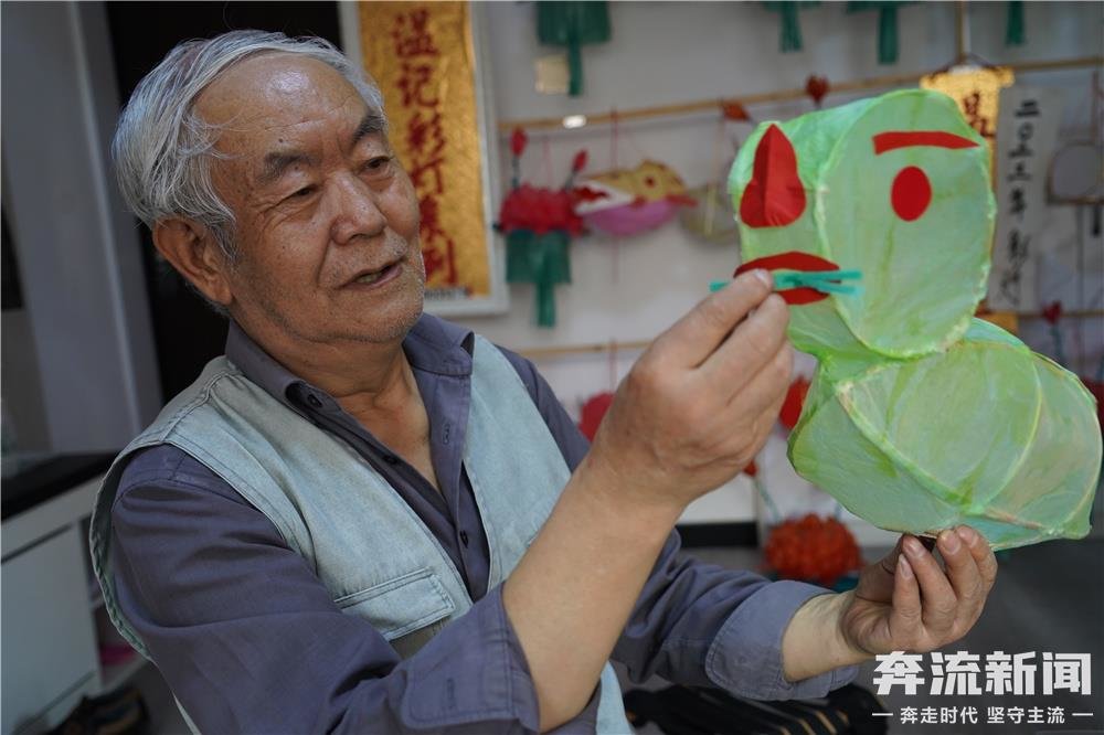 三代传承古法DIY 七旬艺人扎元宵彩灯“兔”个吉祥