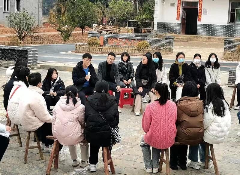 江西进贤:返乡学子进乡村 “板凳课堂”话振兴凤凰网江西_凤凰网