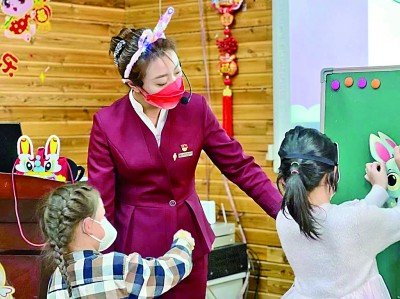 甘肃省博物馆举办的春节活动上，工作人员在指导小朋友制作手工。光明图片