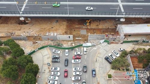 高架通车后桥下道路却“断头” 记者舒言成 摄