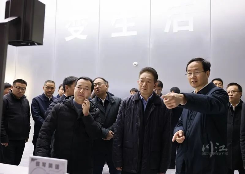 杨林兴（右二）率泸州市党政代表团参观考察极米智能光电产业园，方存好（右一）等陪同。