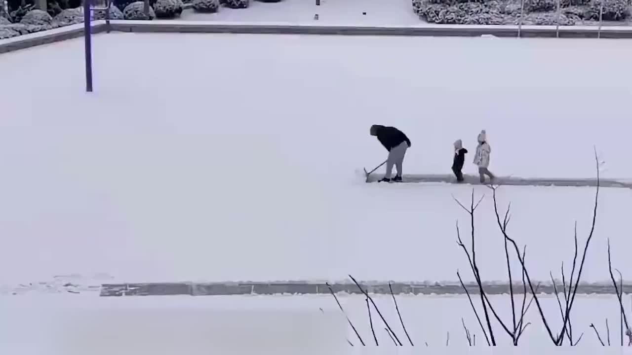 雪天的浪漫！男子带孩子雪地写520表白妻子