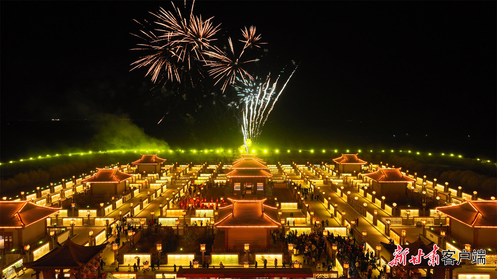 九曲黄河灯阵启灯迎游客