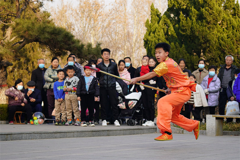 1月31日，武术爱好者在清河县武松公园进行器械表演。新华社发（田晓丽 摄）