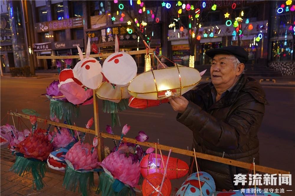 三代传承古法DIY 七旬艺人扎元宵彩灯“兔”个吉祥