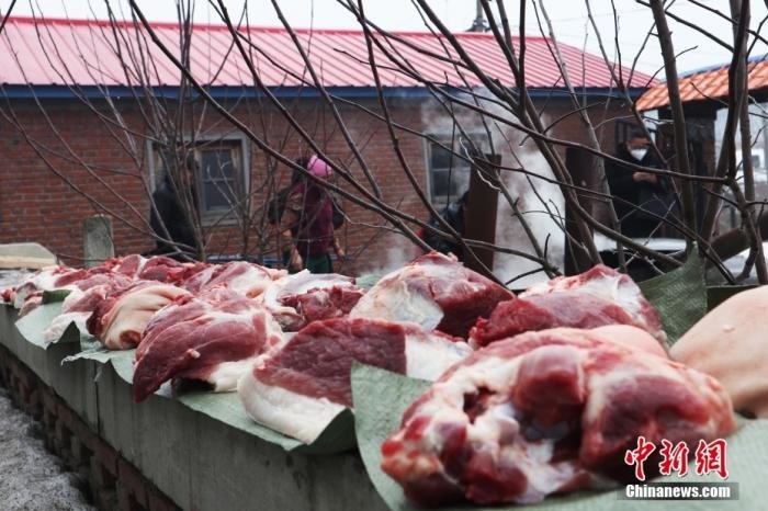 图为1月13日，吉林舒兰，准备用来制作年猪菜的猪肉摆放整齐。 中新社记者 苍雁 摄