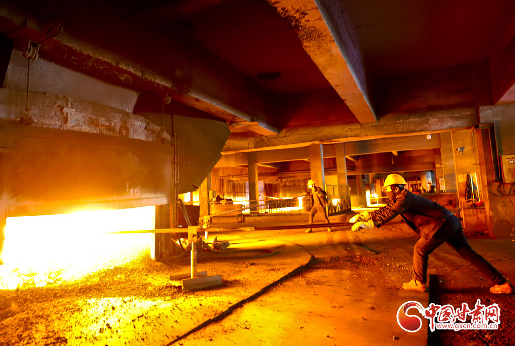 1月29日，位于甘州区巴吉滩的张掖市巨龙铁合金公司冶炼车间内，摇炉工们正在观察矿热炉燃烧情况。