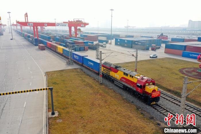 图为航拍X8151次班列。　刘家畅 摄