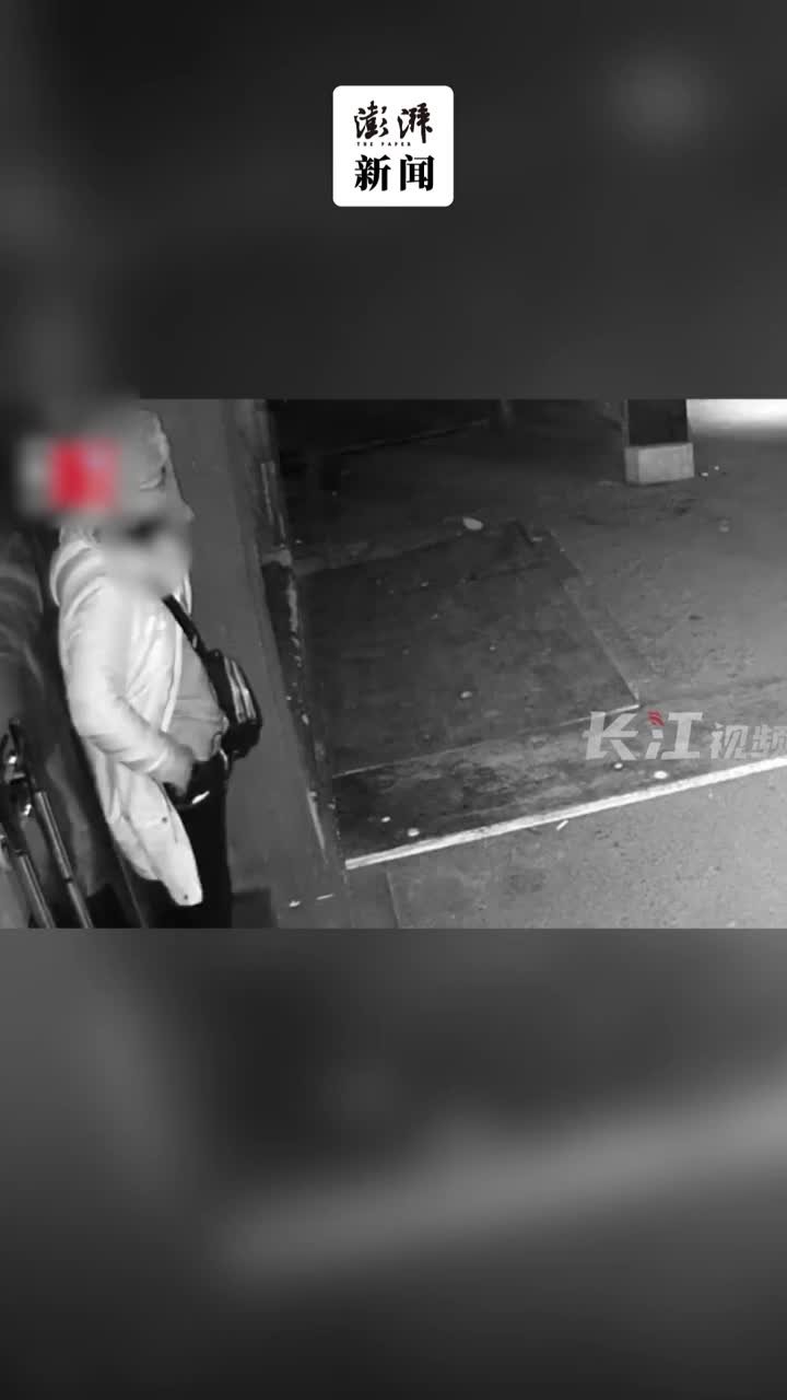 男子扭断烧烤店门把手偷盗后，四处躲藏仍被抓