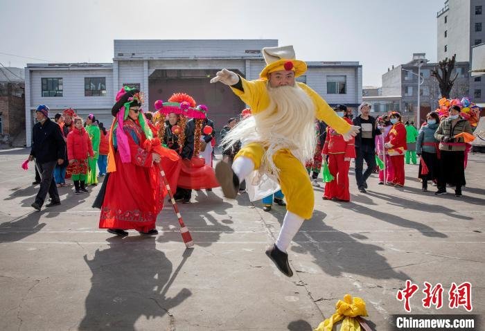 他们挥舞着手中的花伞和彩扇，优美的舞姿，飘舞的彩绸，个个笑容满面。　王凤云 摄