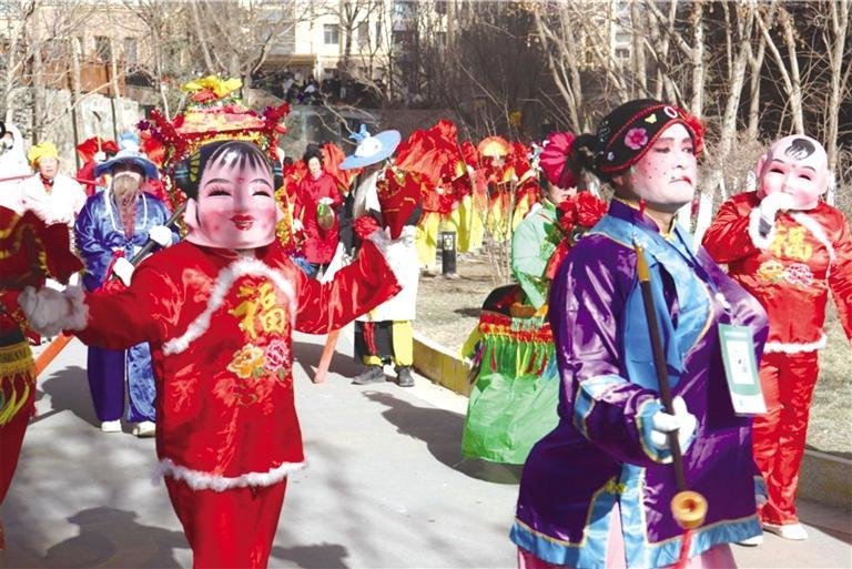 社火表演锣鼓喧天 张建平 摄