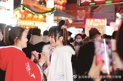 穿古装游古都 洛报融媒记者 张光辉 摄