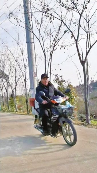 正月初七一大早，程国清骑着摩托车出诊。