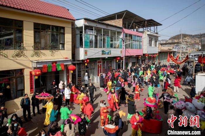 民众身着节日盛装，伴随着铿锵有力的鼓点，喜气洋洋地扭起秧歌。　王凤云 摄