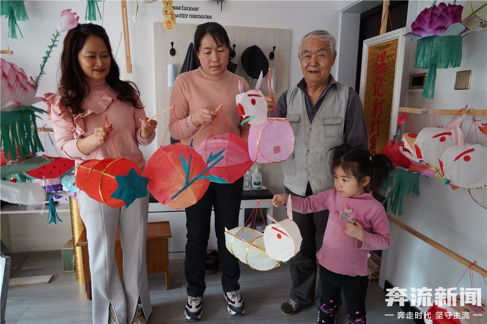 三代传承古法DIY 七旬艺人扎元宵彩灯“兔”个吉祥