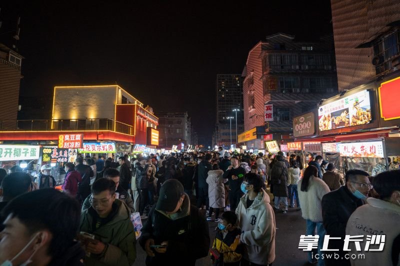 四方坪夜市人来人往，热闹非凡。长沙晚报全媒体记者 邓迪 摄