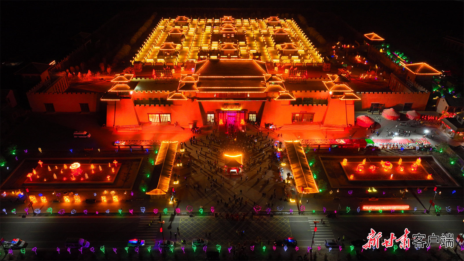 灯光璀璨迎佳节