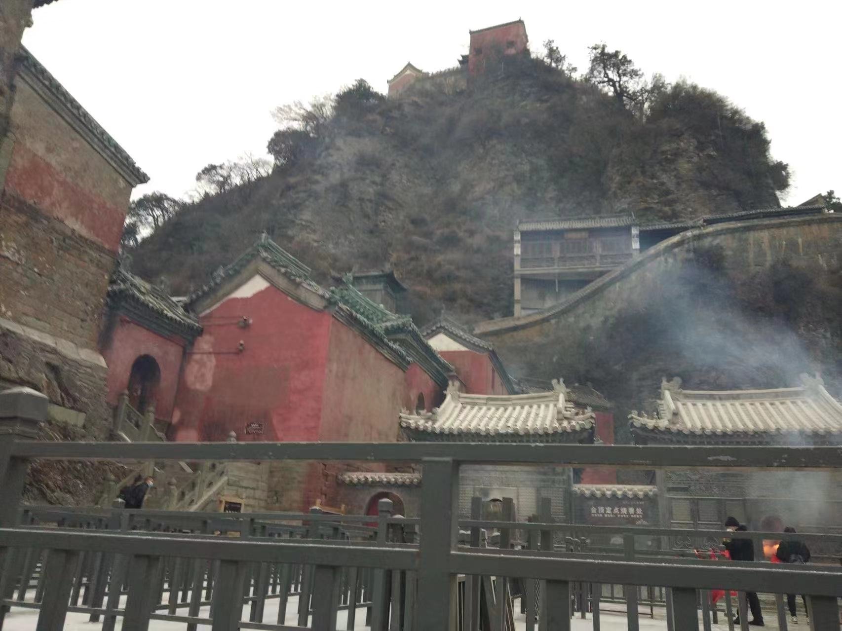 今晨武当山迎来农历新年的第一场雪