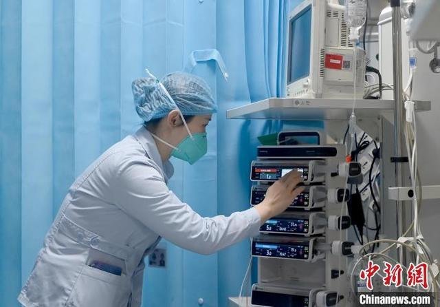 资料图:除夕探访医院重症医学科 安源 摄