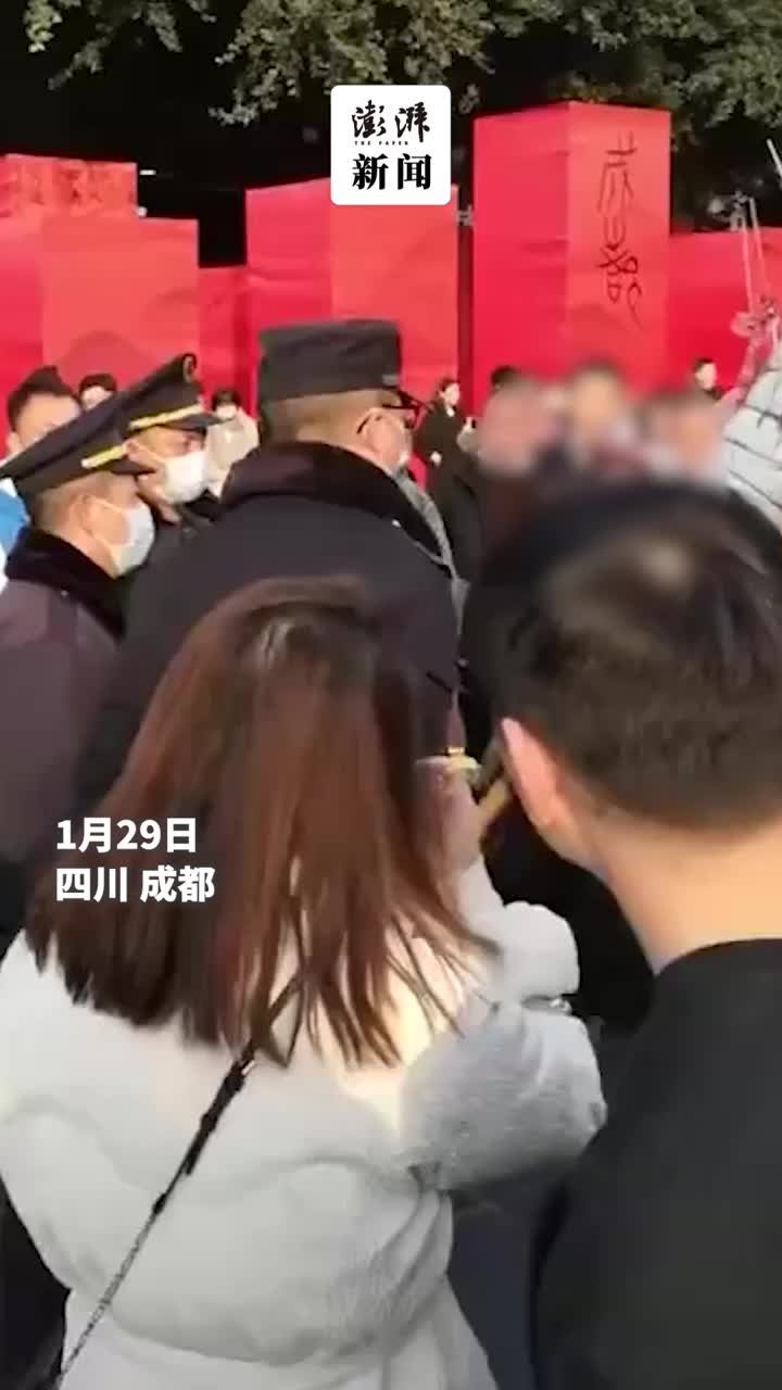 保安被掌掴后殴打卖糖葫芦大爷，成都宽窄巷子：保安已致歉