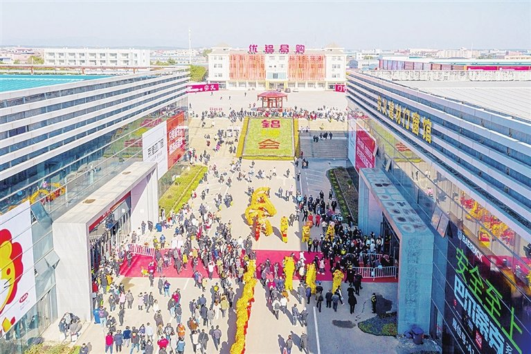 铝博会现场热闹非凡 傅行俭摄