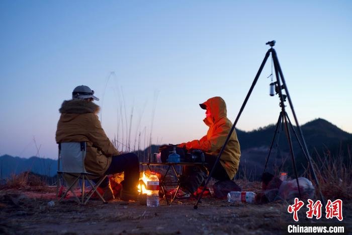 蔡志洋(左一)与好友麻恩瑞(右一)郊外露营，静待降临。　单一栋 摄