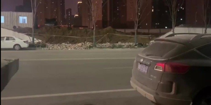 西安一工地近20米围墙突然倒塌，一过路男子身亡