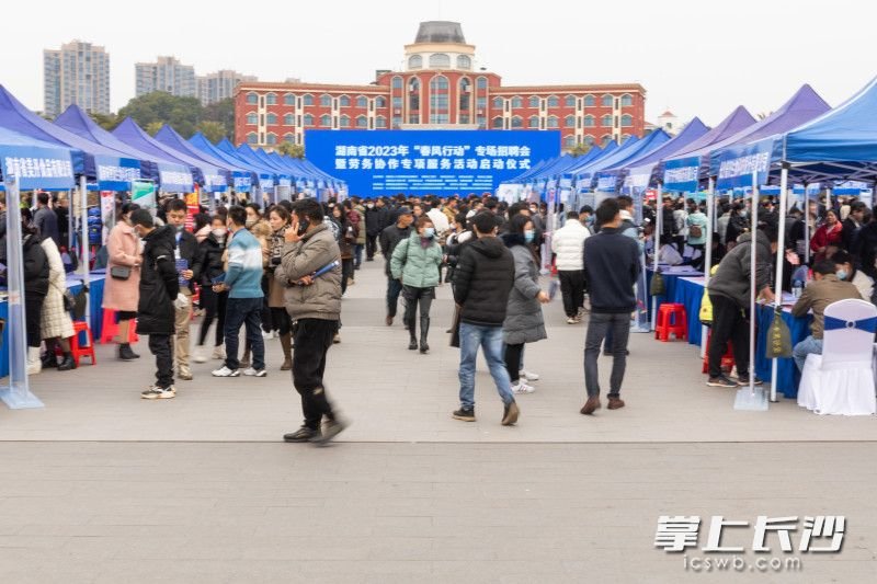 记者在现场看到，这些岗位涵盖生物医药、电子信息、健康食品等多个领域。为方便求职者快捷精准选择，主办方还贴心地设置了知识技能型岗位、爱心岗位、职业创业指导服务等不同招聘专区。