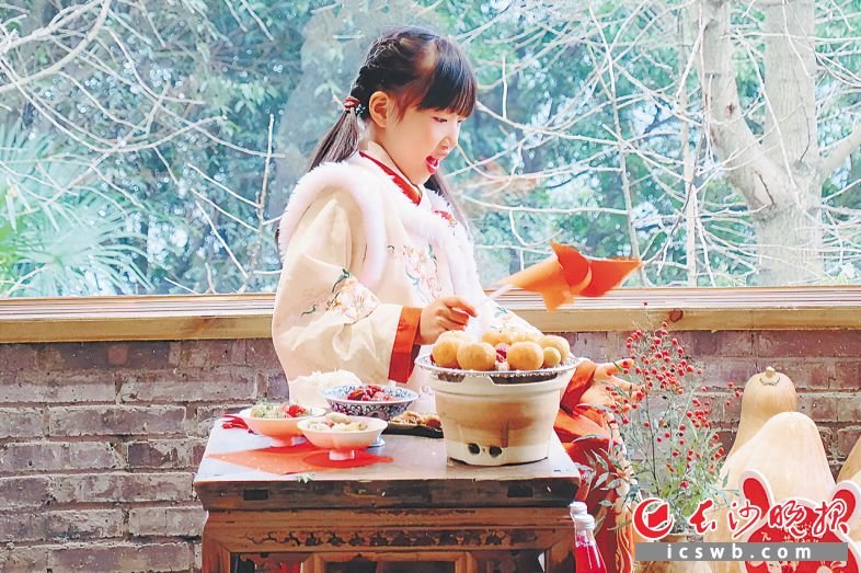 到民宿过年，再穿上民俗文化服装，沉浸式体验一把春节节日氛围。受访者供图