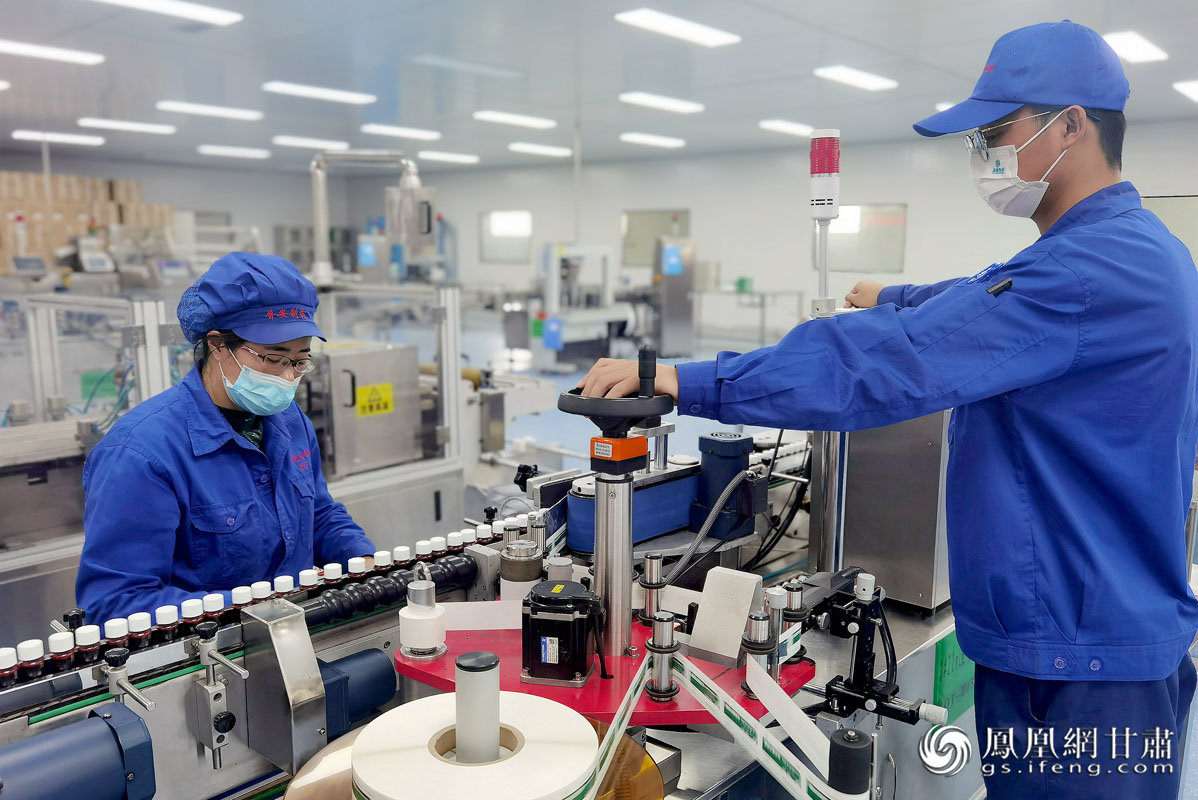 春节期间，普安制药、陇神戎发实行24小时三班倒全力以赴生产宣肺止嗽合剂。甘肃药业集团供图