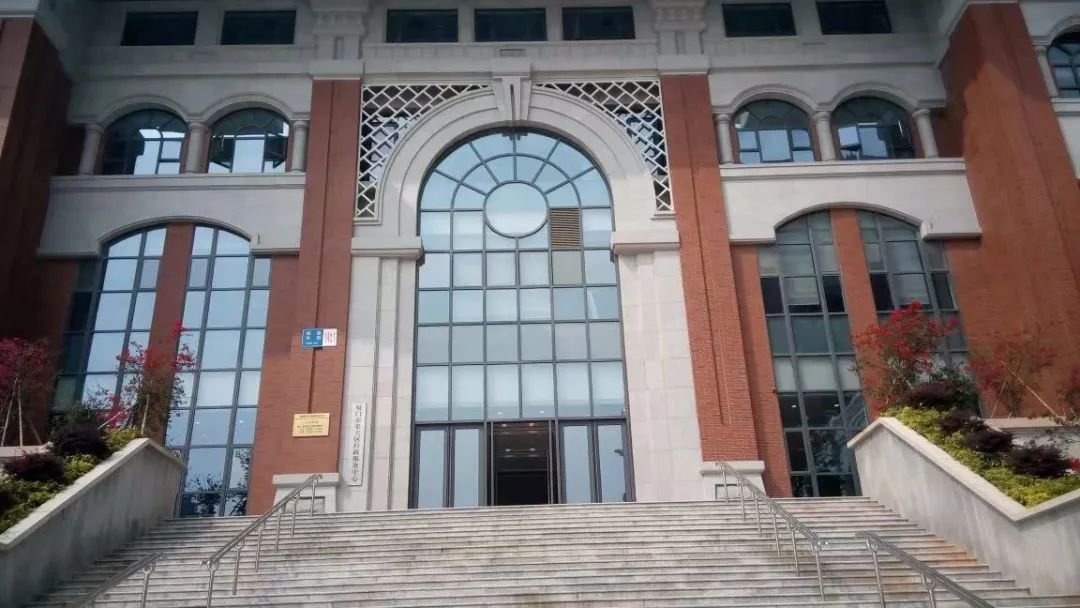 厦门市集美区行政服 务中心设有资金监管受理窗口,但涉及公积金的贷款部分尚不能实现“一手交钱,一手交货”的监管