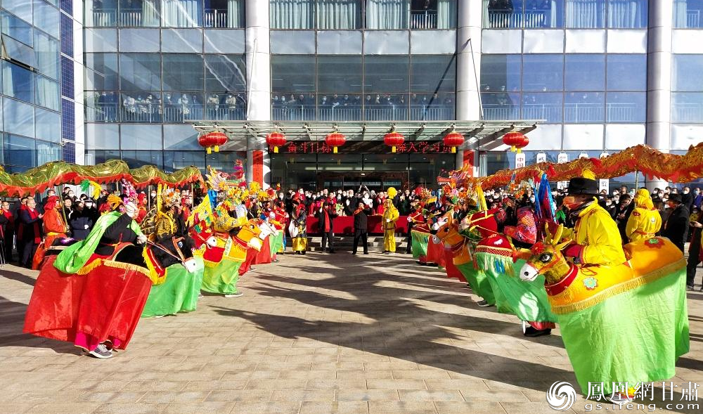 花样繁多的社火表演吸引市民围观 凉州区融媒体中心供图