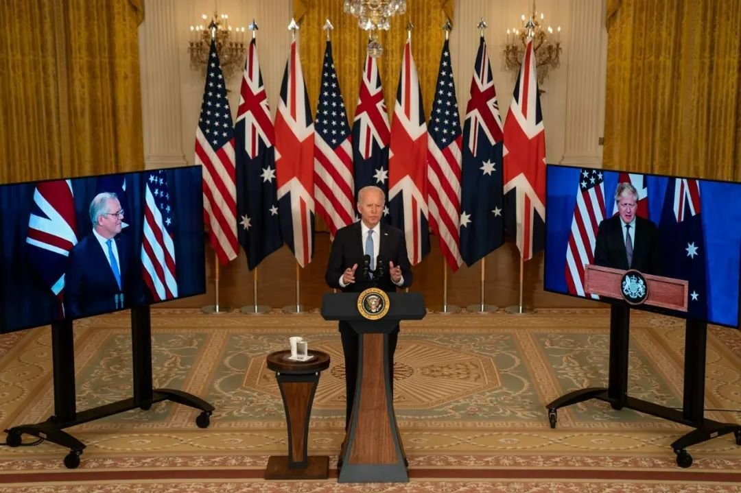 2021年9月15日，美国总统拜登、英国时任首相约翰逊和澳大利亚时任总理莫里森发布联合声明，宣告AUKUS的成立。