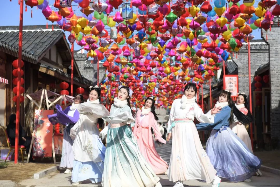 春节期间，游客在六家畈文旅小镇观看古风快闪。全媒体记者 郭如琦 摄