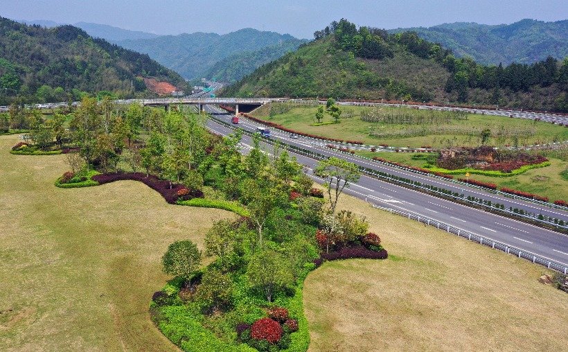 江西：养护畅安舒美高速 铺就绿色崛起大道