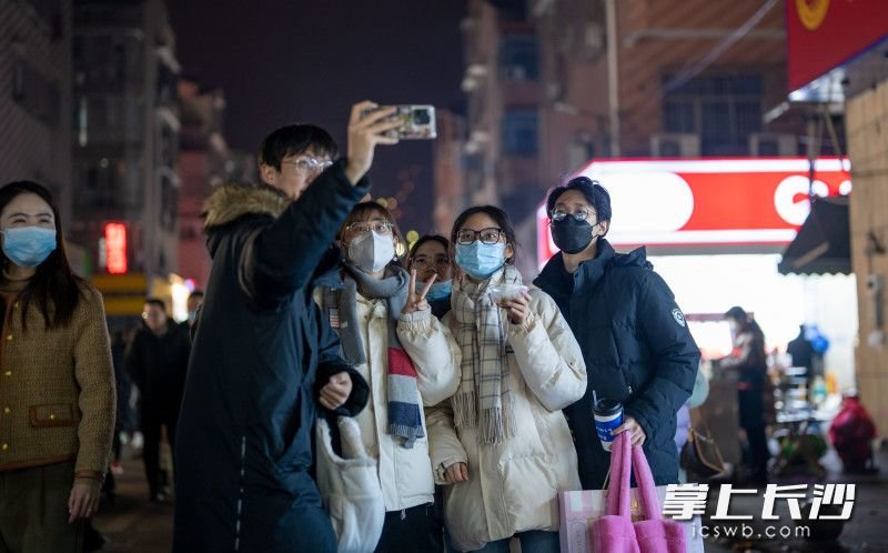 游客在拍照打卡纪念。长沙晚报全媒体记者 邓迪 摄