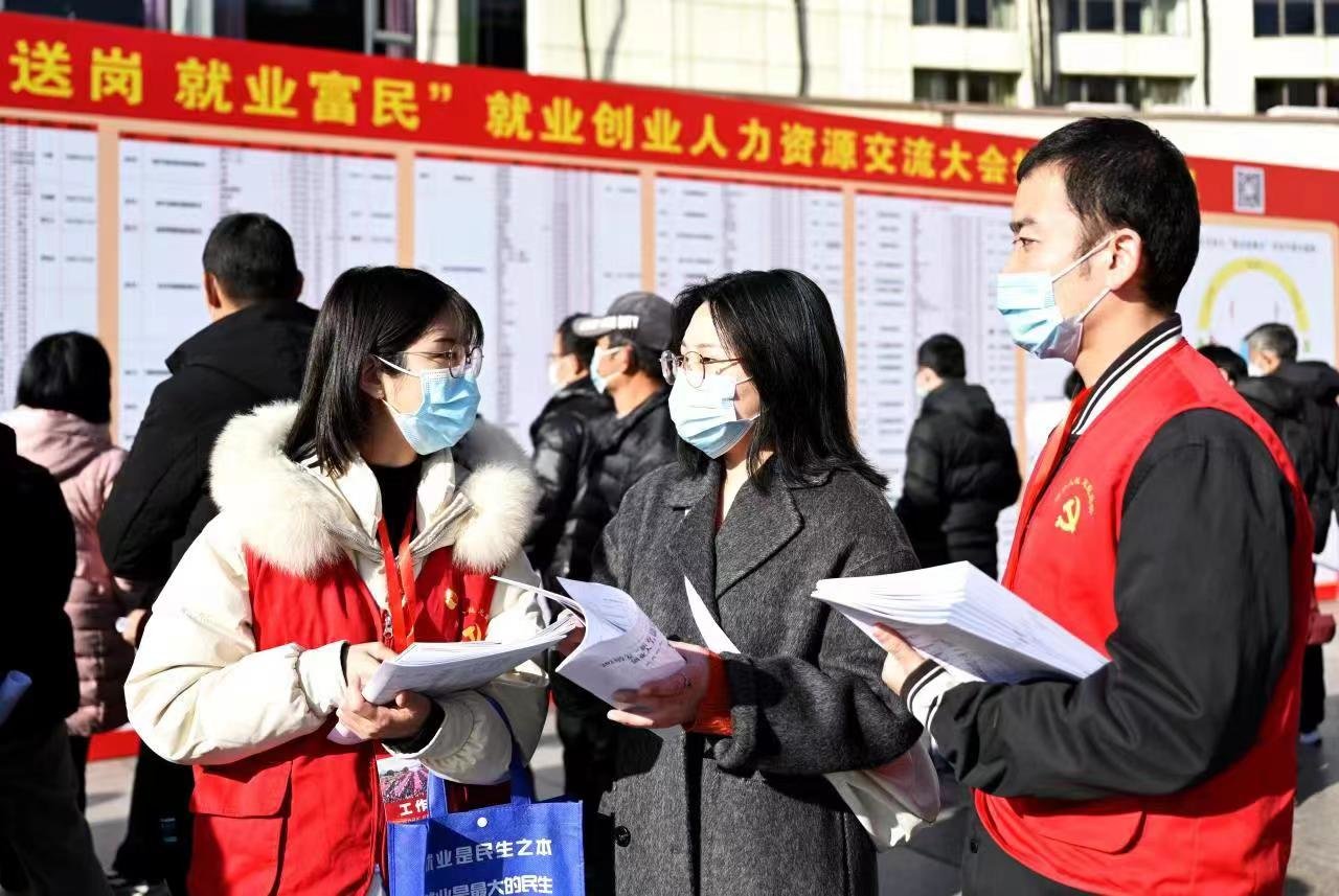 就业赶集日帮助返乡农民工实现家门口就业