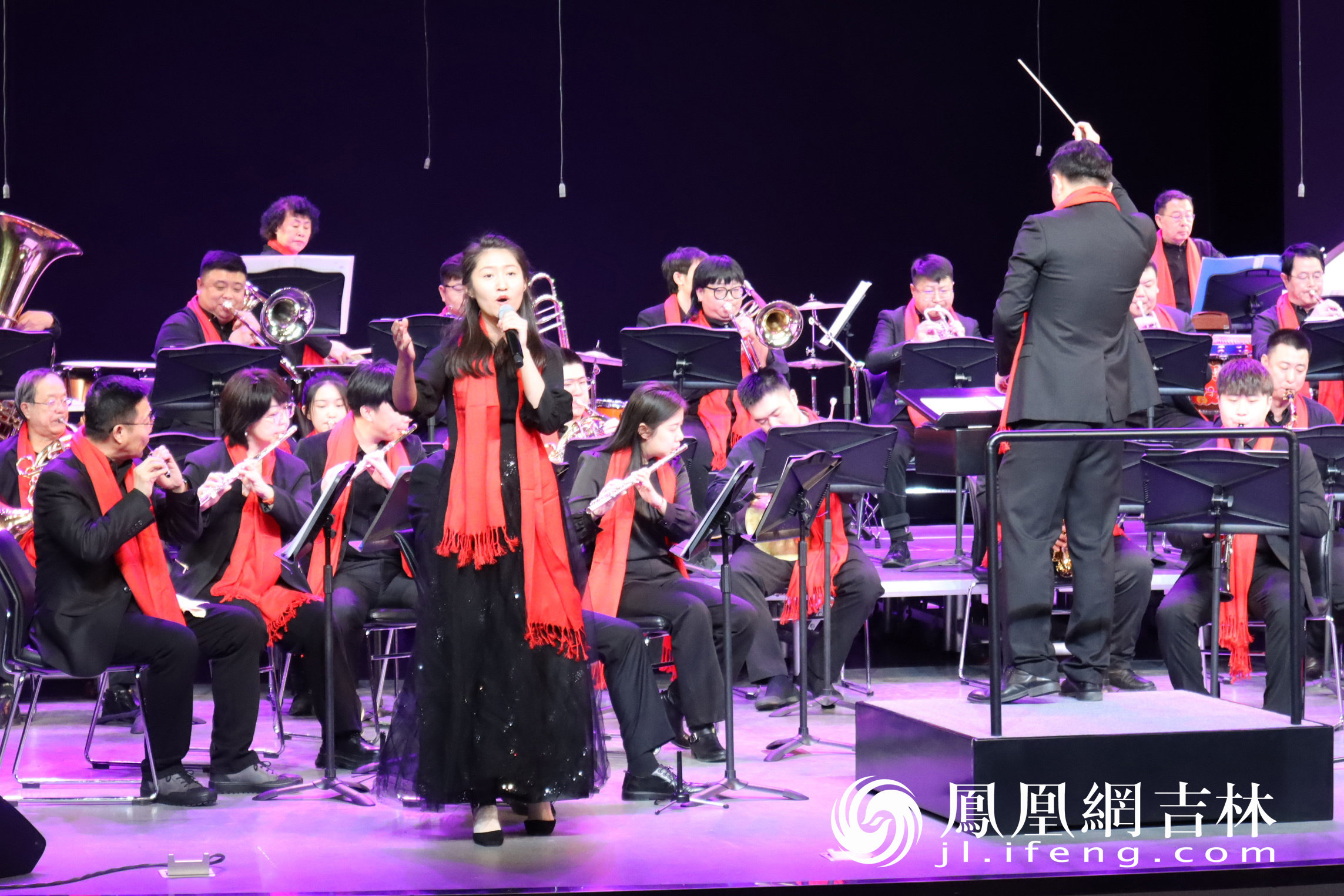 女声独唱《英雄赞歌》《我爱你中国》。 凤凰网吉林 龙晓宁摄