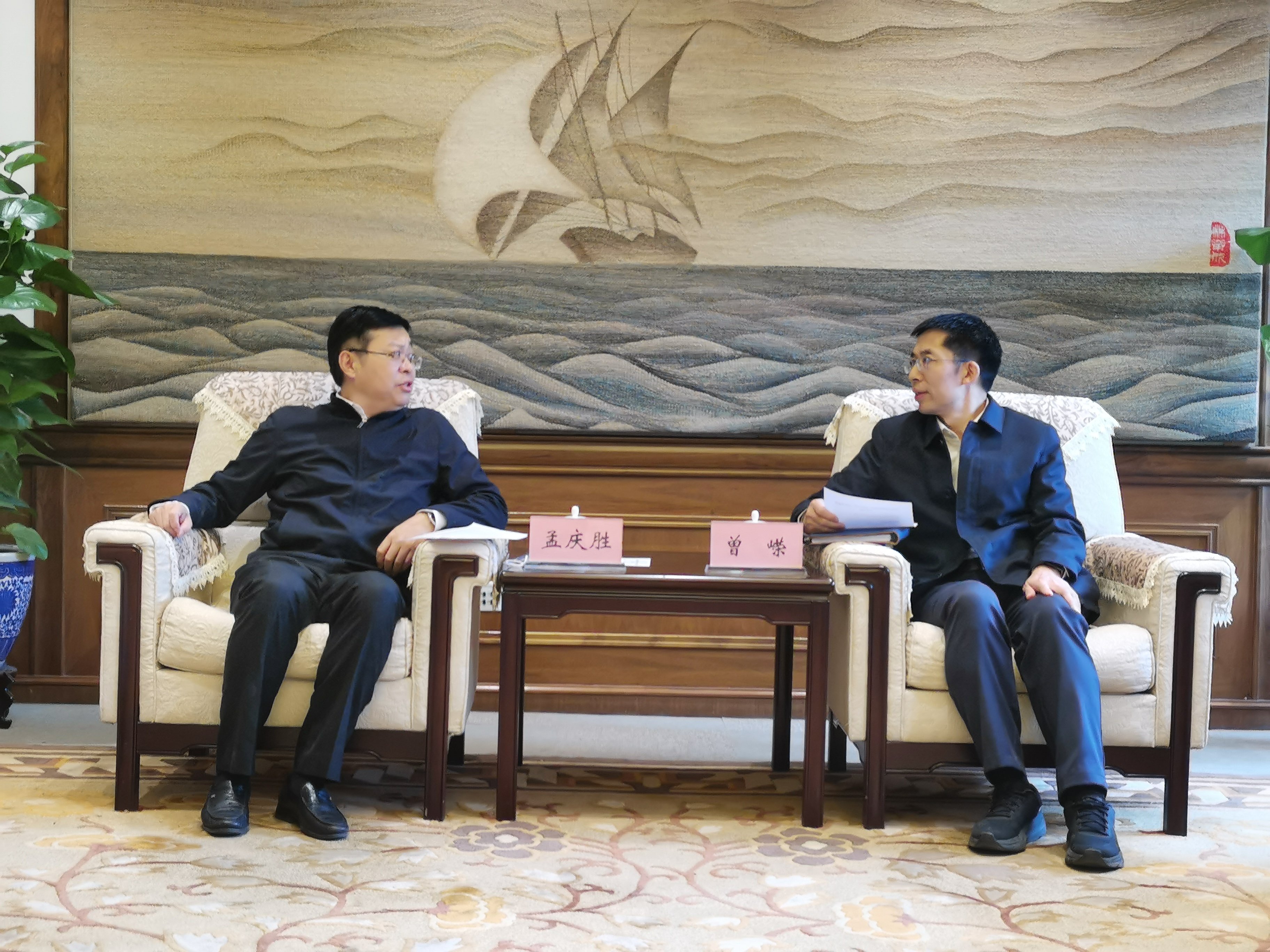 青岛市海洋发展局局长孟庆胜与清华大学副校长曾嵘洽谈