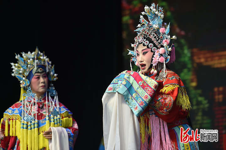 1月29日，在井陉县张河湾村，井陉县晋剧团演员表演传统曲目《满床笏》。