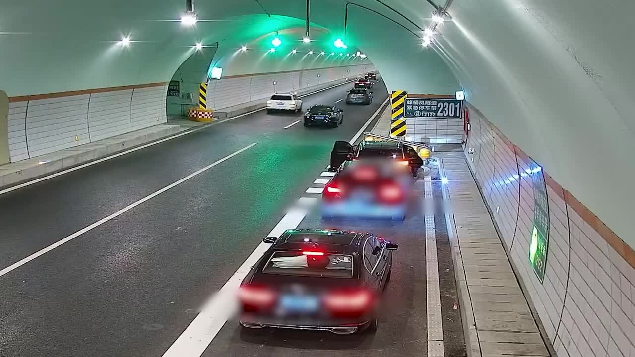 3辆小车停隧道应急车道，司机下车小便被拍下