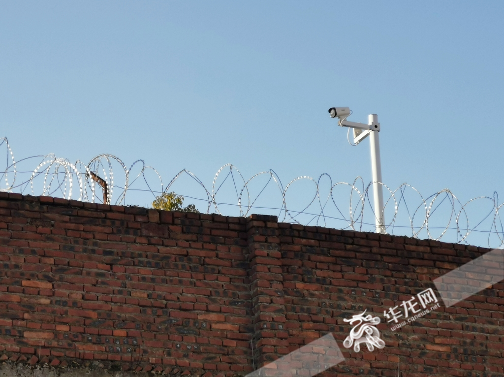 学校围墙加装了防刺网。华龙网-新重庆客户端记者 张质 摄影