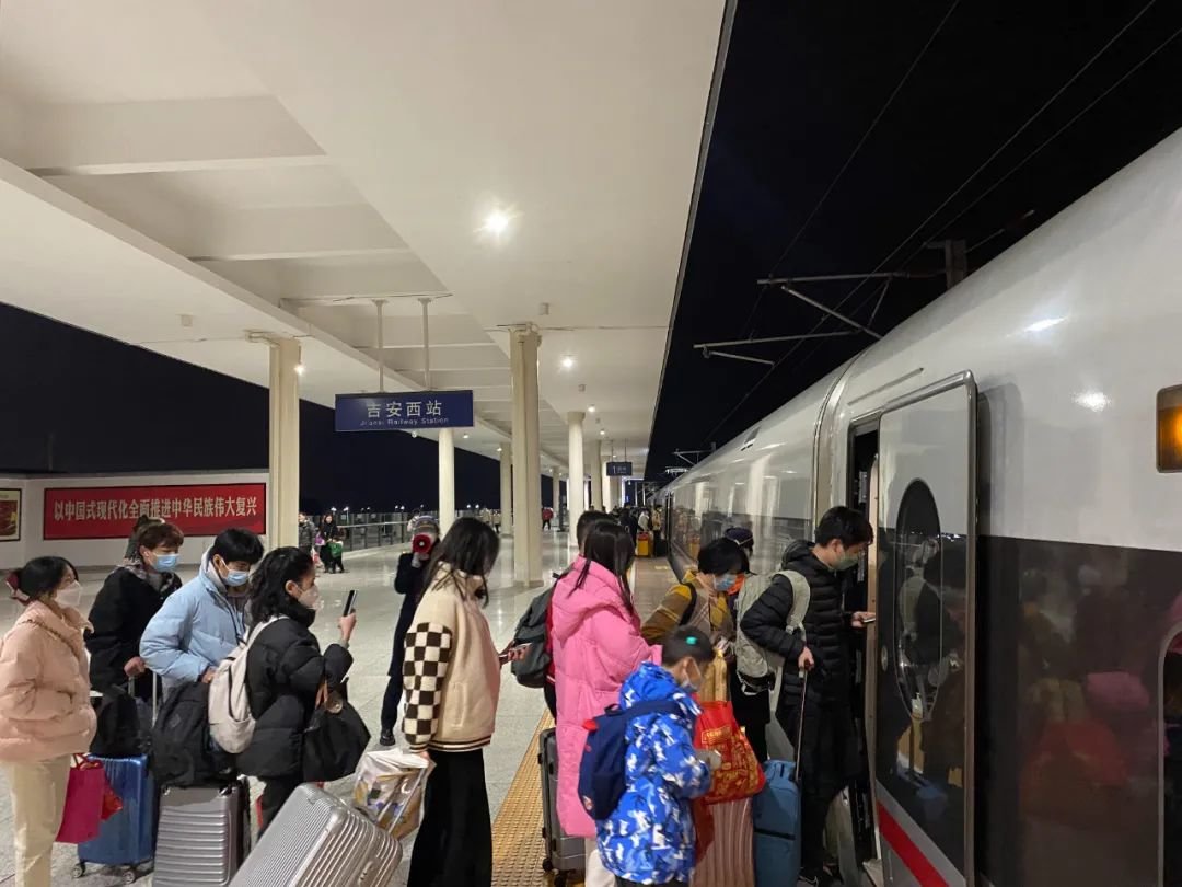 吉安西站至广州东站井冈山革命老区首次开行夜间高铁