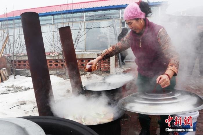 图为1月13日，吉林舒兰，村民在做年猪菜。 中新社记者 苍雁 摄