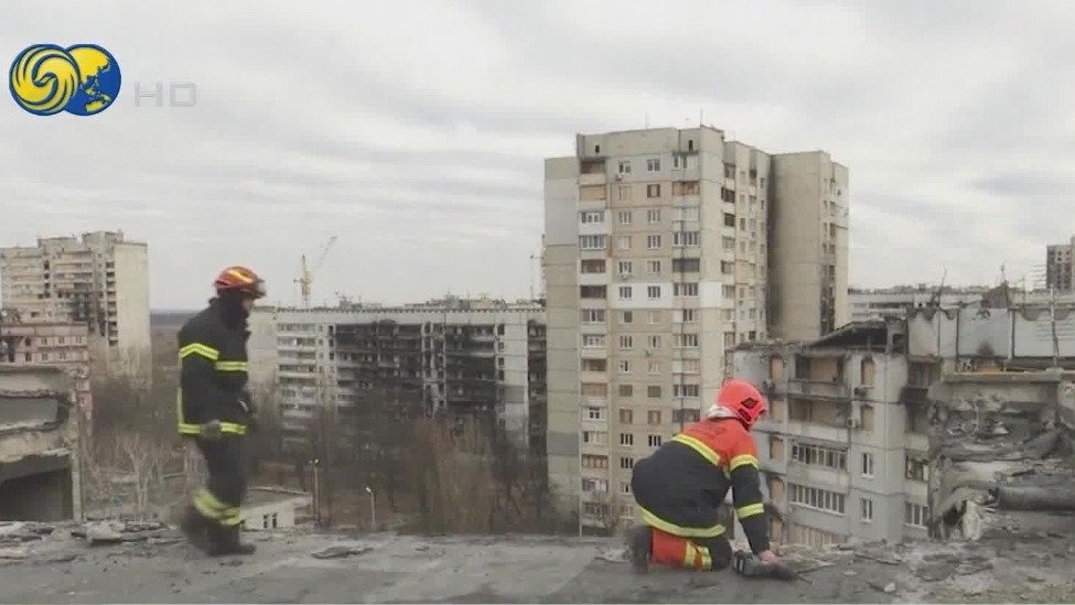俄军持续空袭哈尔科夫 大量楼房被炸毁