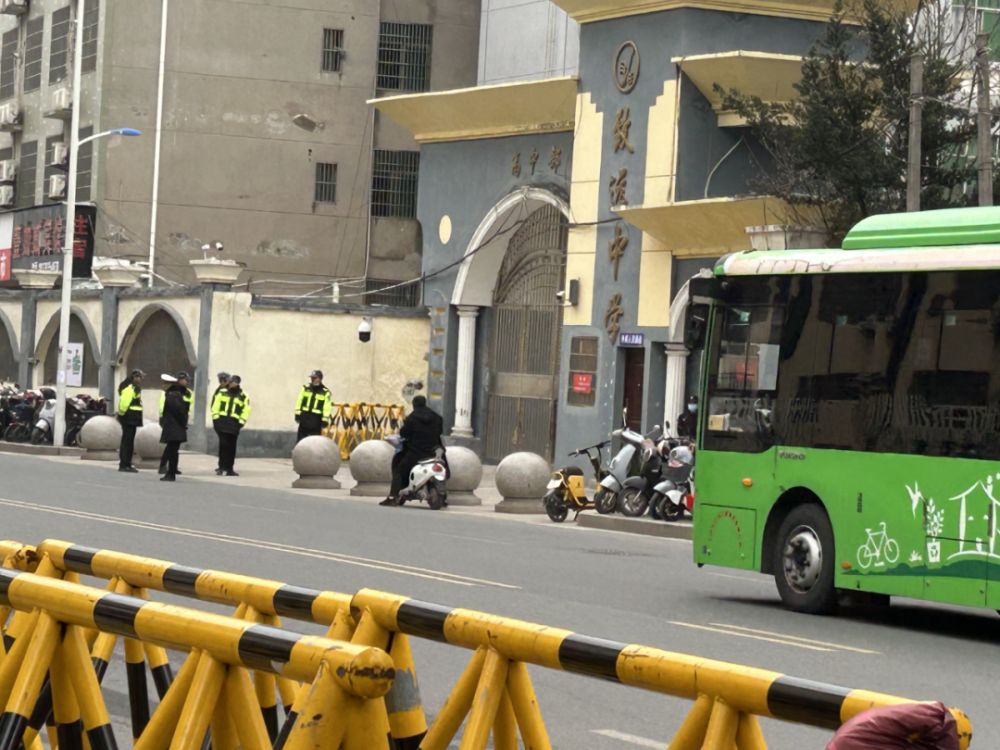 致远中学高中部门口巡逻的骑警